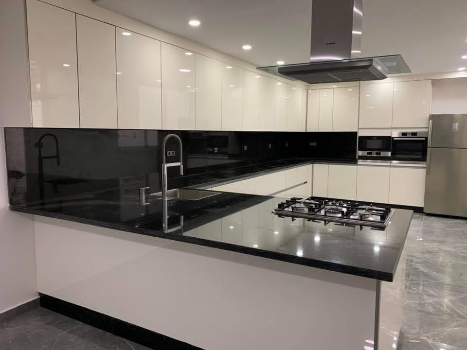 Cuisine Moderne en U – Finition Laquée & Plan de Travail en Granit Noir