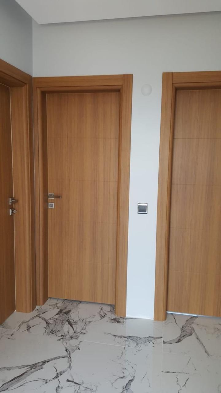 Porte Lignes Pures et Lumineuses