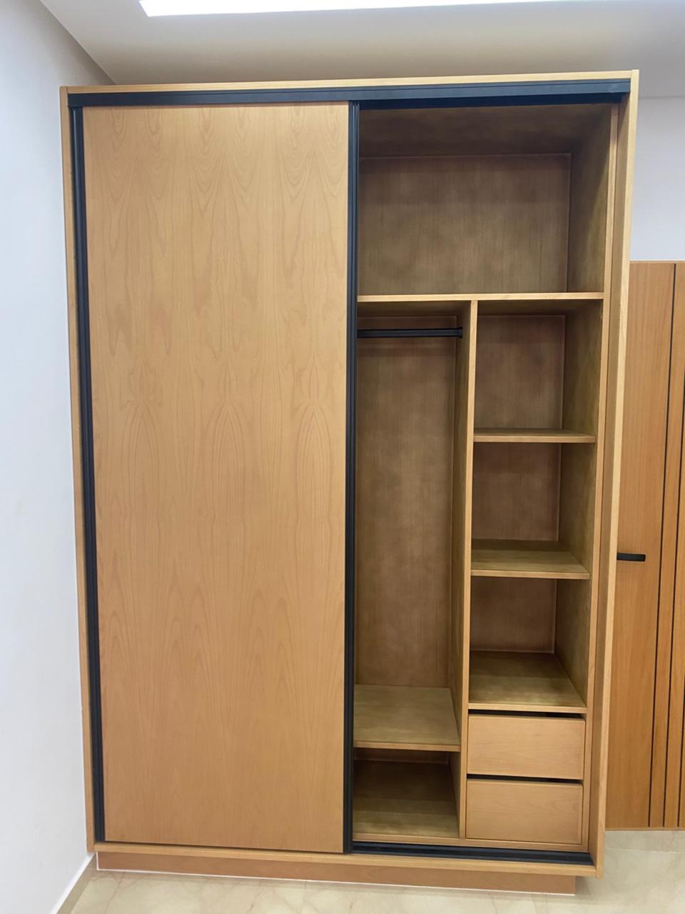 Dressing Ouvert Noyer et Étagères