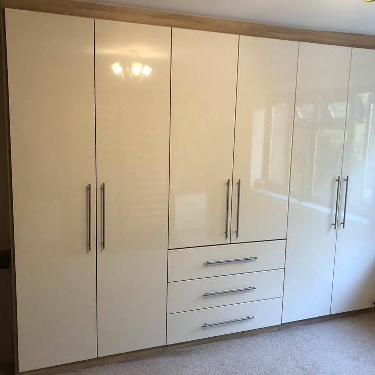 Placard Brillant et Moderne