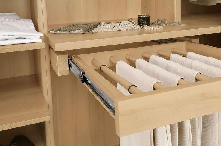 Dressing de Luxe Noyer et Éclairage Ambiant